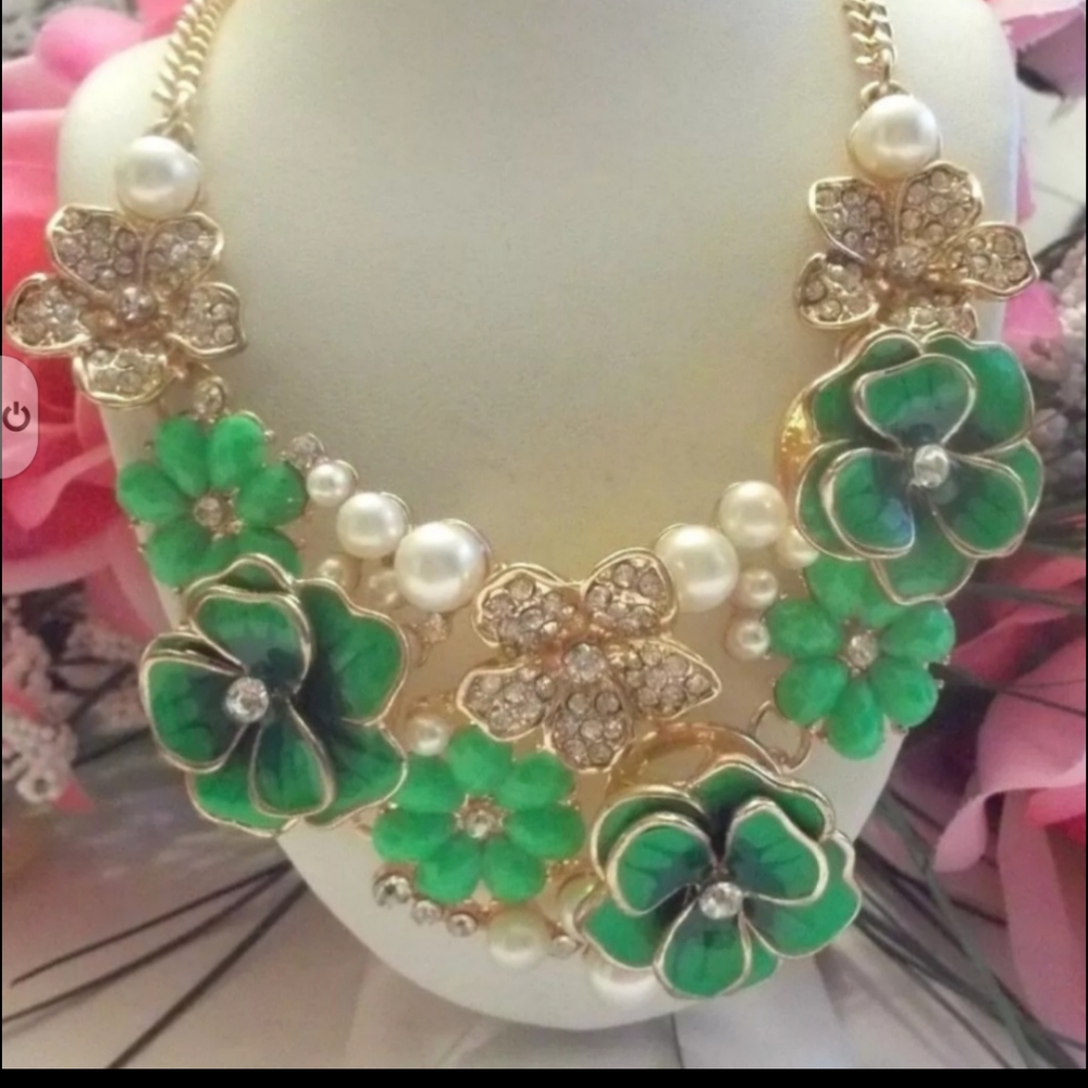 New green flowers & pearls necklace